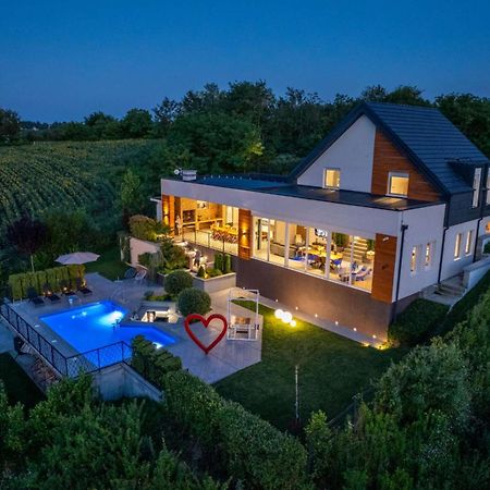 Riverside Pool Villa-เซรมสกี คาร์ลอฟซี ภายนอก รูปภาพ