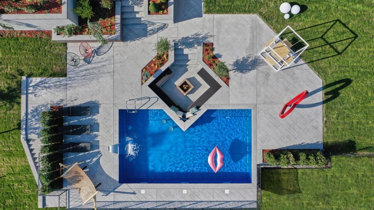 Riverside Pool Villa-เซรมสกี คาร์ลอฟซี ภายนอก รูปภาพ