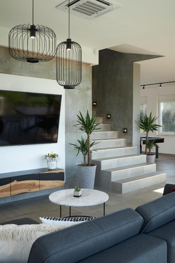 Riverside Pool Villa-เซรมสกี คาร์ลอฟซี ภายนอก รูปภาพ