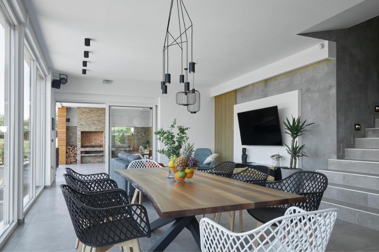 Riverside Pool Villa-เซรมสกี คาร์ลอฟซี ภายนอก รูปภาพ