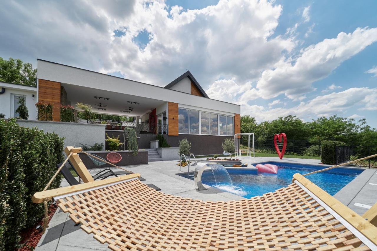 Riverside Pool Villa-เซรมสกี คาร์ลอฟซี ภายนอก รูปภาพ