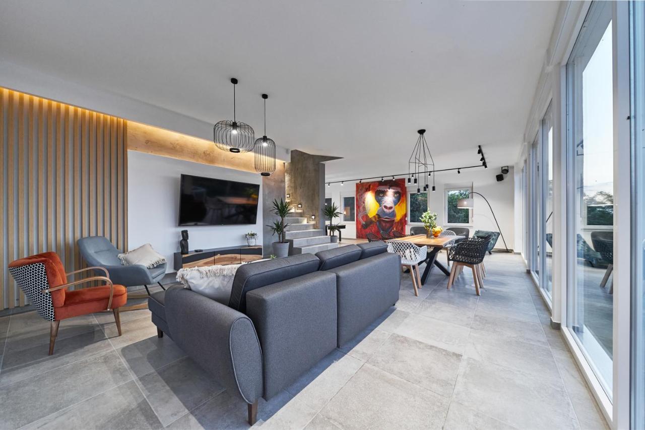 Riverside Pool Villa-เซรมสกี คาร์ลอฟซี ภายนอก รูปภาพ