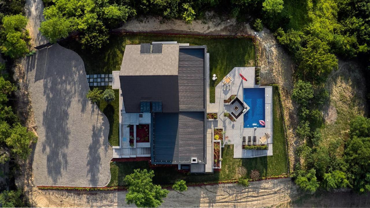 Riverside Pool Villa-เซรมสกี คาร์ลอฟซี ภายนอก รูปภาพ