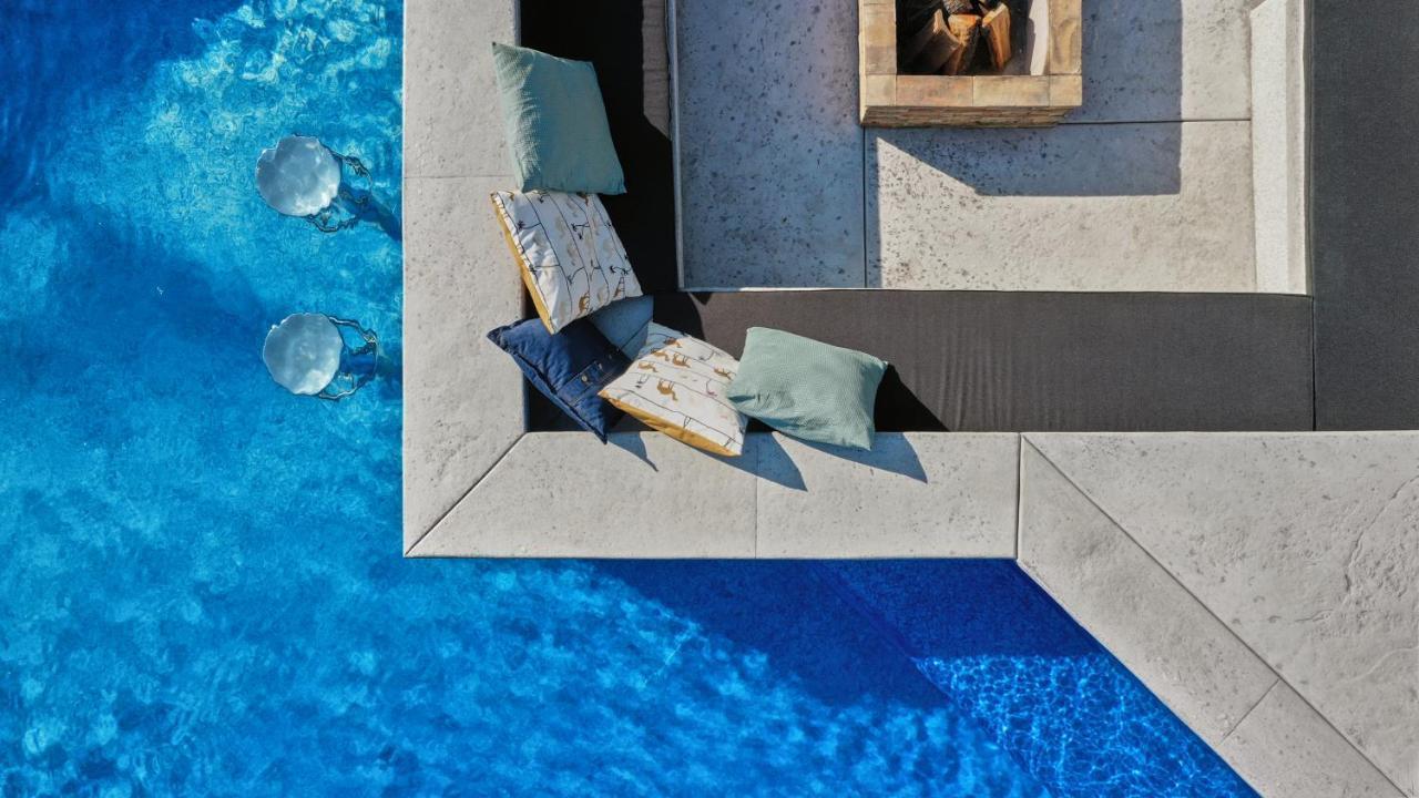 Riverside Pool Villa-เซรมสกี คาร์ลอฟซี ภายนอก รูปภาพ