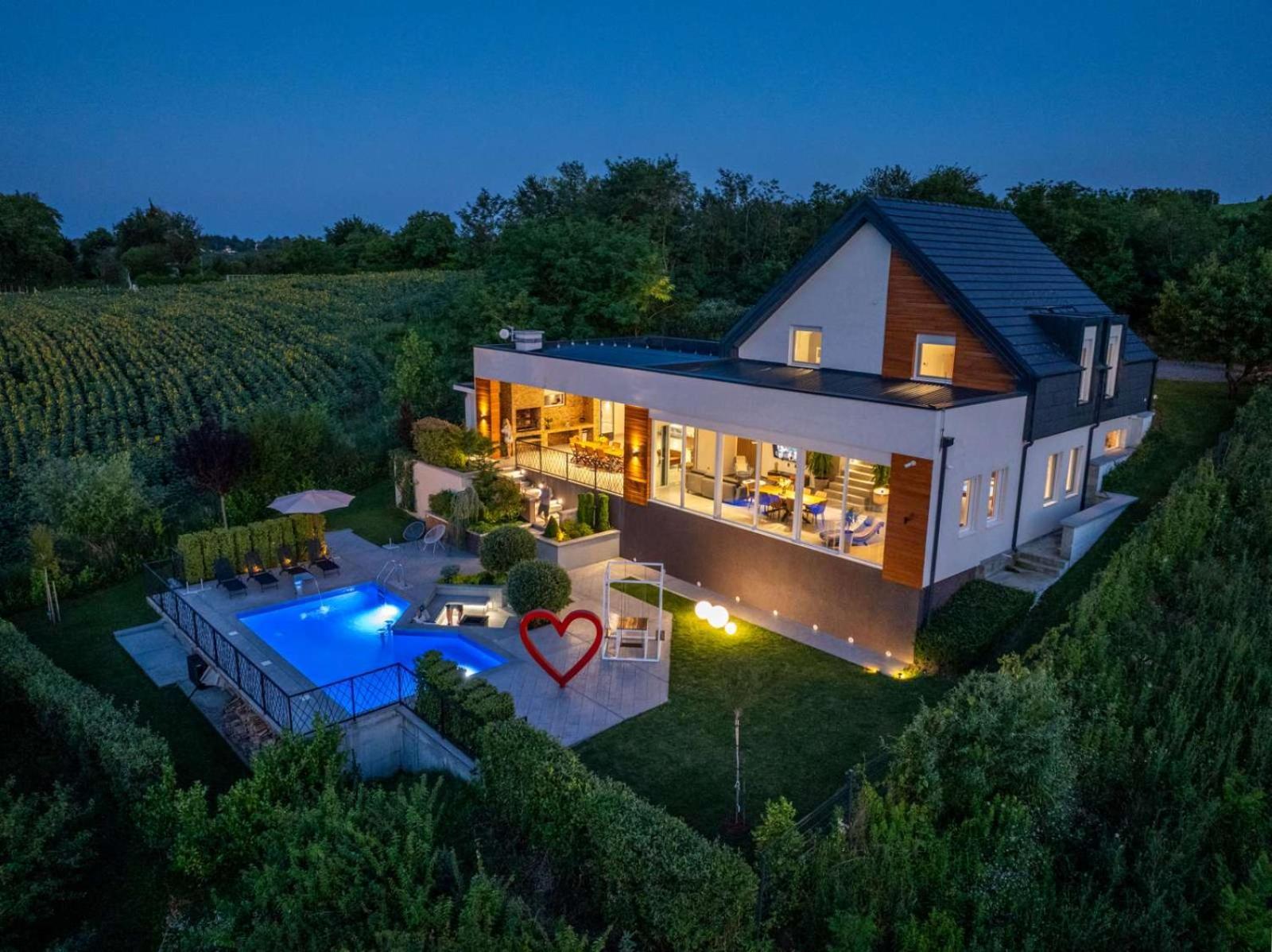 Riverside Pool Villa-เซรมสกี คาร์ลอฟซี ภายนอก รูปภาพ